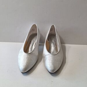 Special Occasions by Saugus Shoes Metallic Silver Low Heel Elegant Pumps Size 9